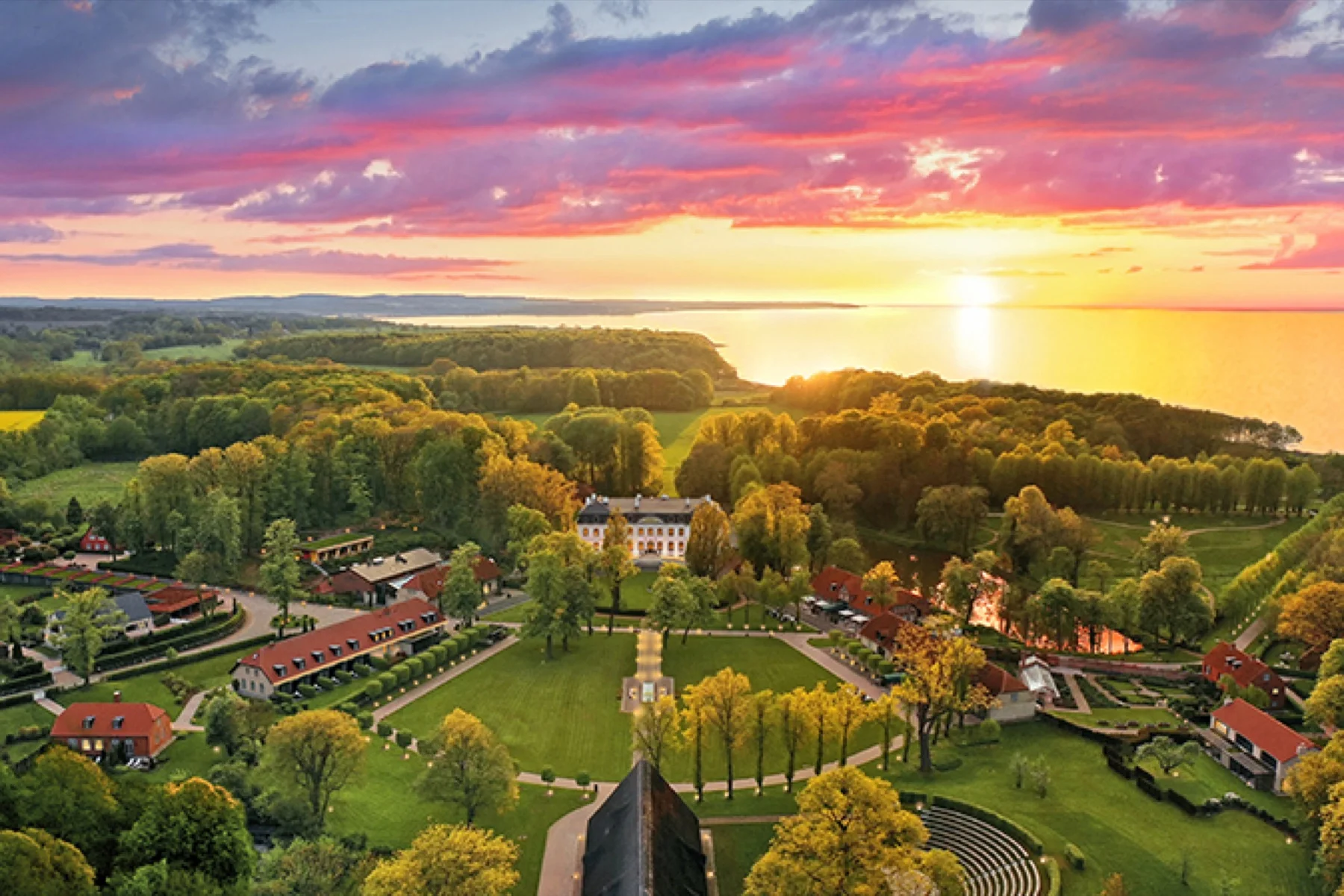 Luftaufnahme des Weissenhaus Private Nature Luxury Resort an der Ostsee.