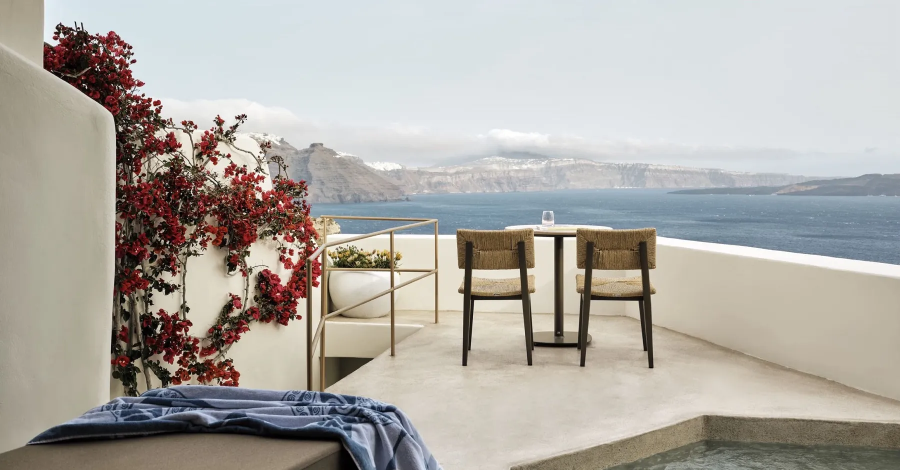 Andronis Boutique Hotel in Oia mit Blick über die Caldera von Santorini.