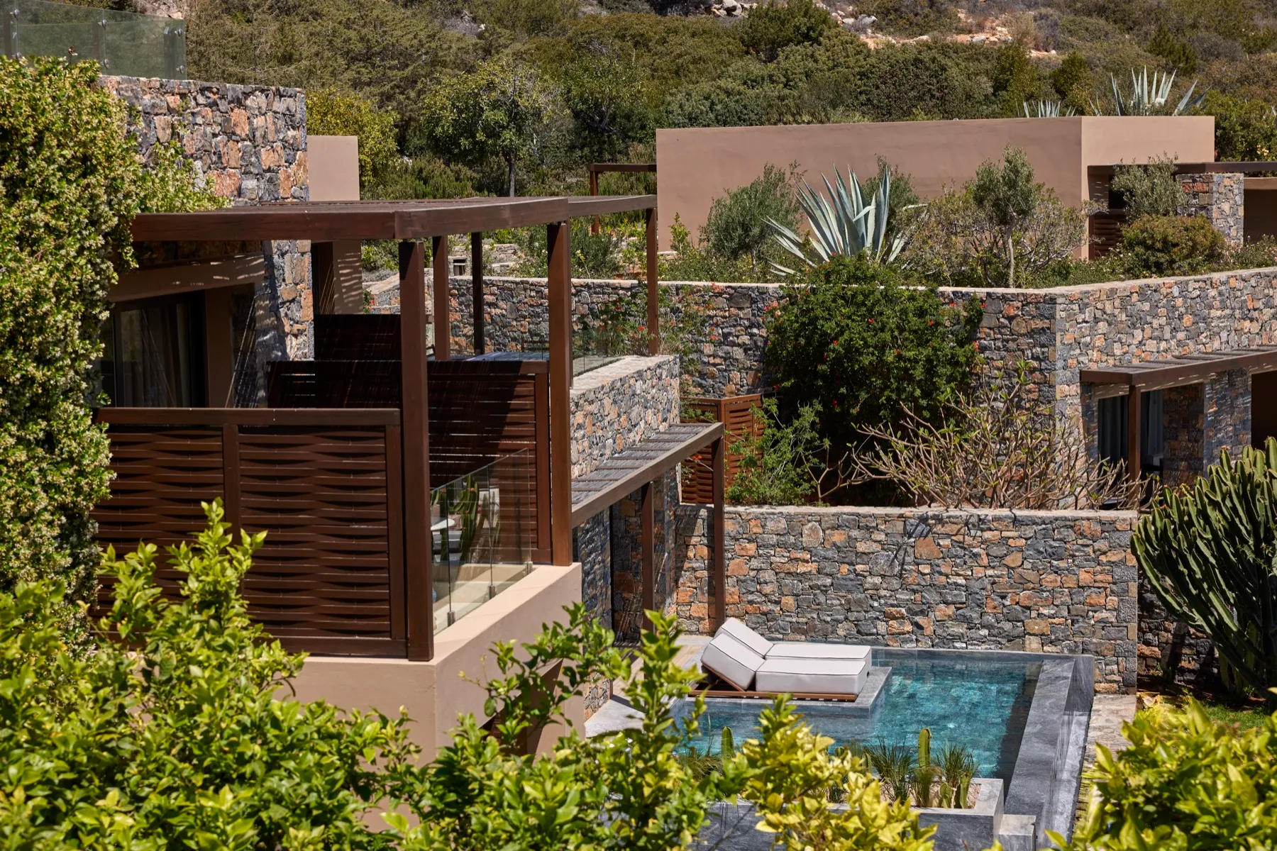 Außenbereich der Two Bedroom Suite mit Pool im Daios Cove.